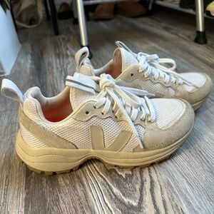 VEJA Venturi sneakers size 7